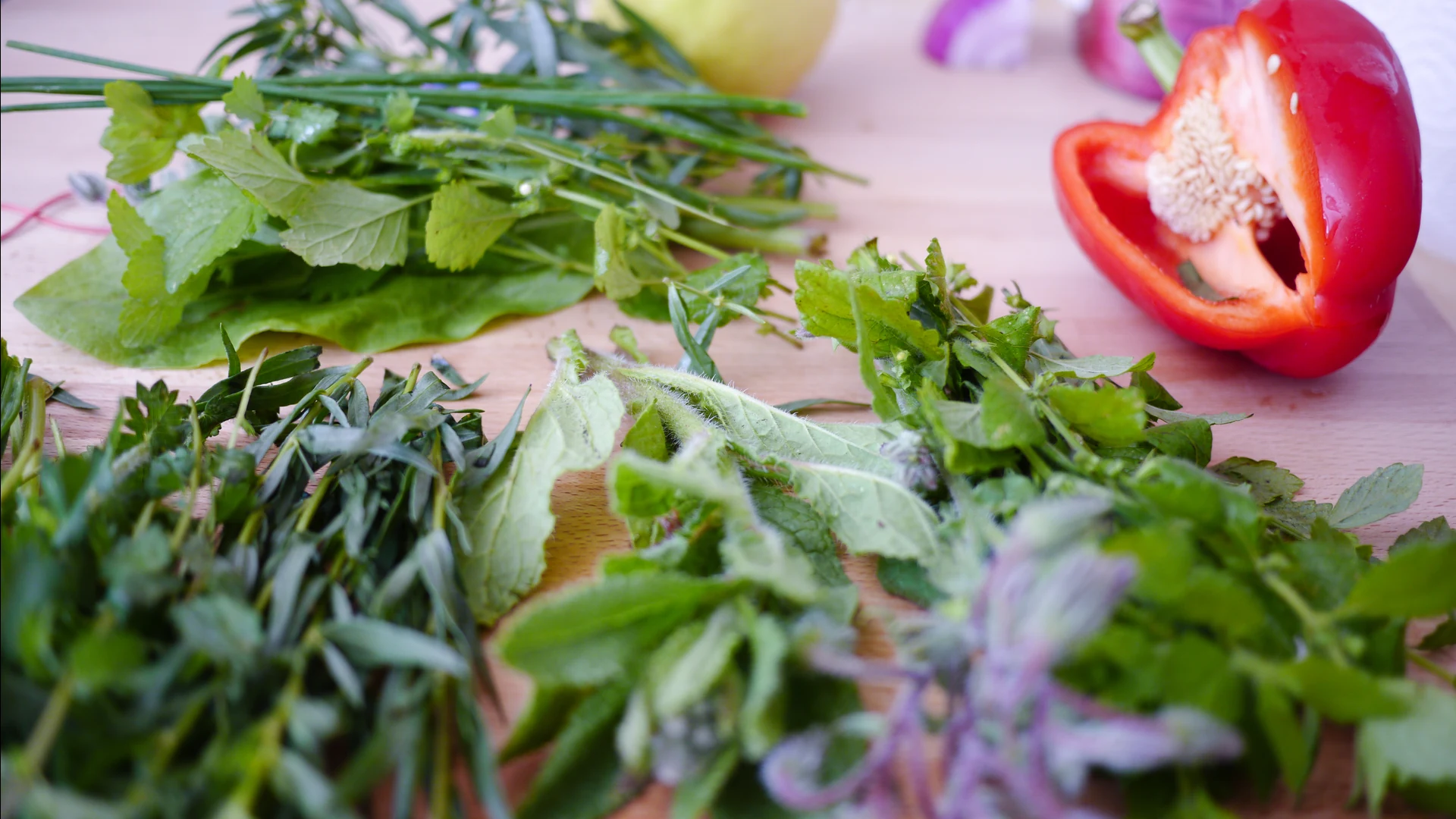 Perejil de hoja plana y hierbas culinarias frescas usadas como guarnición en restaurantes