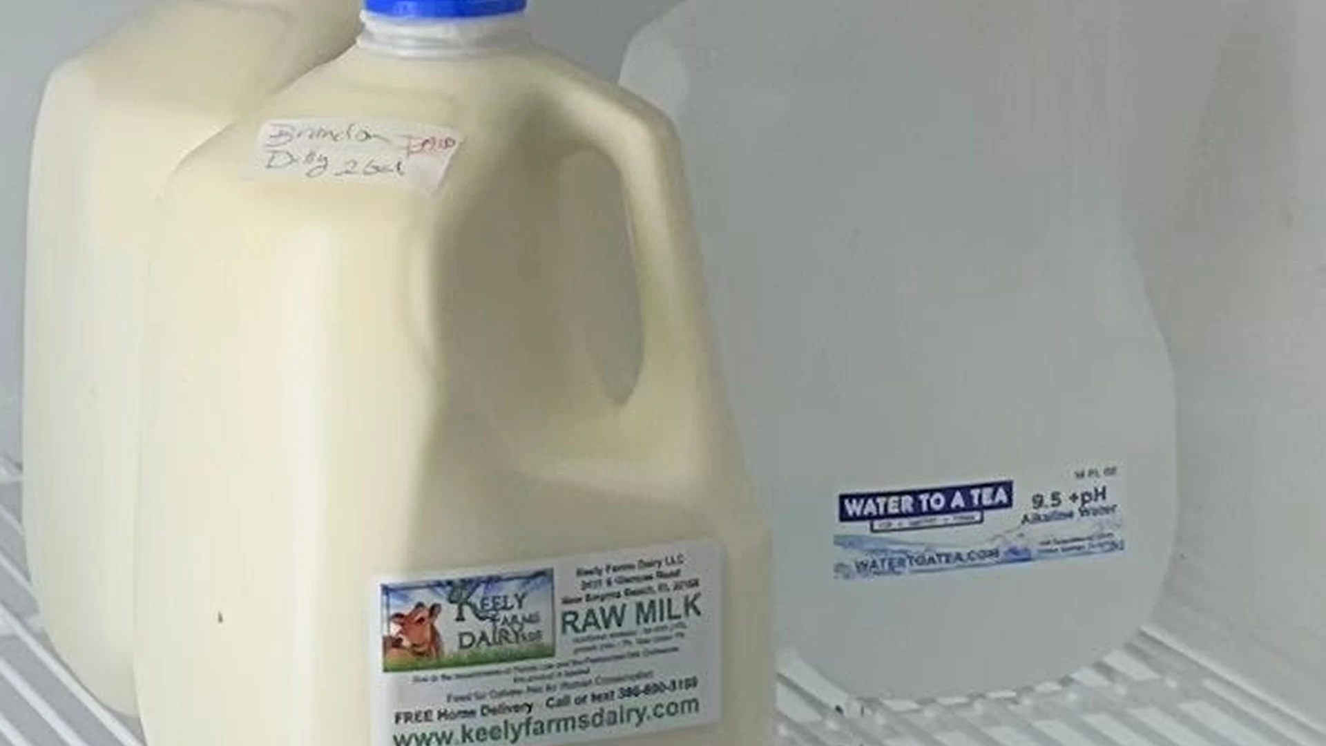 Galones de leche cruda Keely Farms Dairy con etiqueta Keely Farms RAW MILK