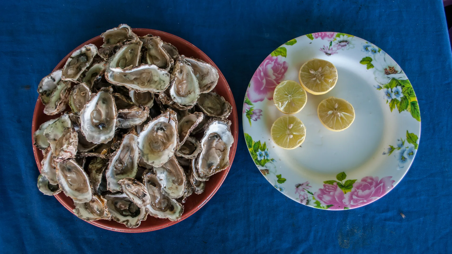 Illustrative photo of raw oysters served with lemon